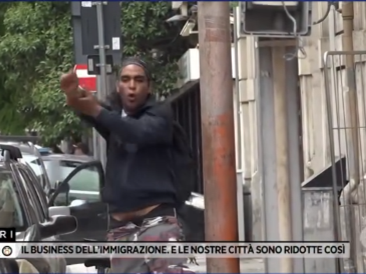"Sono uscito dalla galera". E lo straniero aggredusce la gio