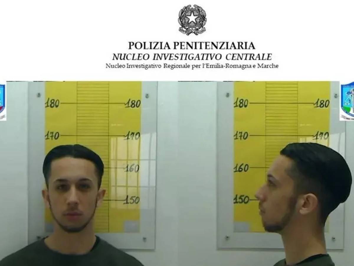 strage di corinaldo il detenuto andrea cavallari incendia la cella e aggredisce due agenti era evaso un anno fa da Ilgiornale.it strage di corinaldo il detenuto andrea cavallari incendia la cella e aggredisce due agenti era evaso un anno fa
