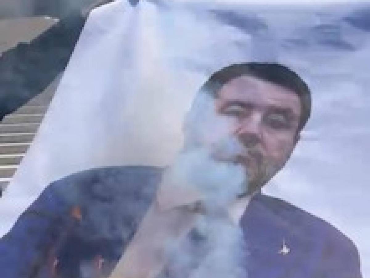 universit224 la sapienza cambiare rotta brucia manifesto con volto di salvini meloni non 232 protesta 232 odio ideologico da Ilgiornale.it universit224 la sapienza cambiare rotta brucia manifesto con volto di salvini meloni non 232 protesta 232 odio ideologico