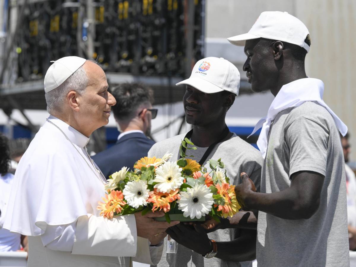 papa leone xiv incontra i migranti alle canarie chi arriva deve rispettare le leggi e imparare la lingua da Ilgiornale.it papa leone xiv incontra i migranti alle canarie chi arriva deve rispettare le leggi e imparare la lingua
