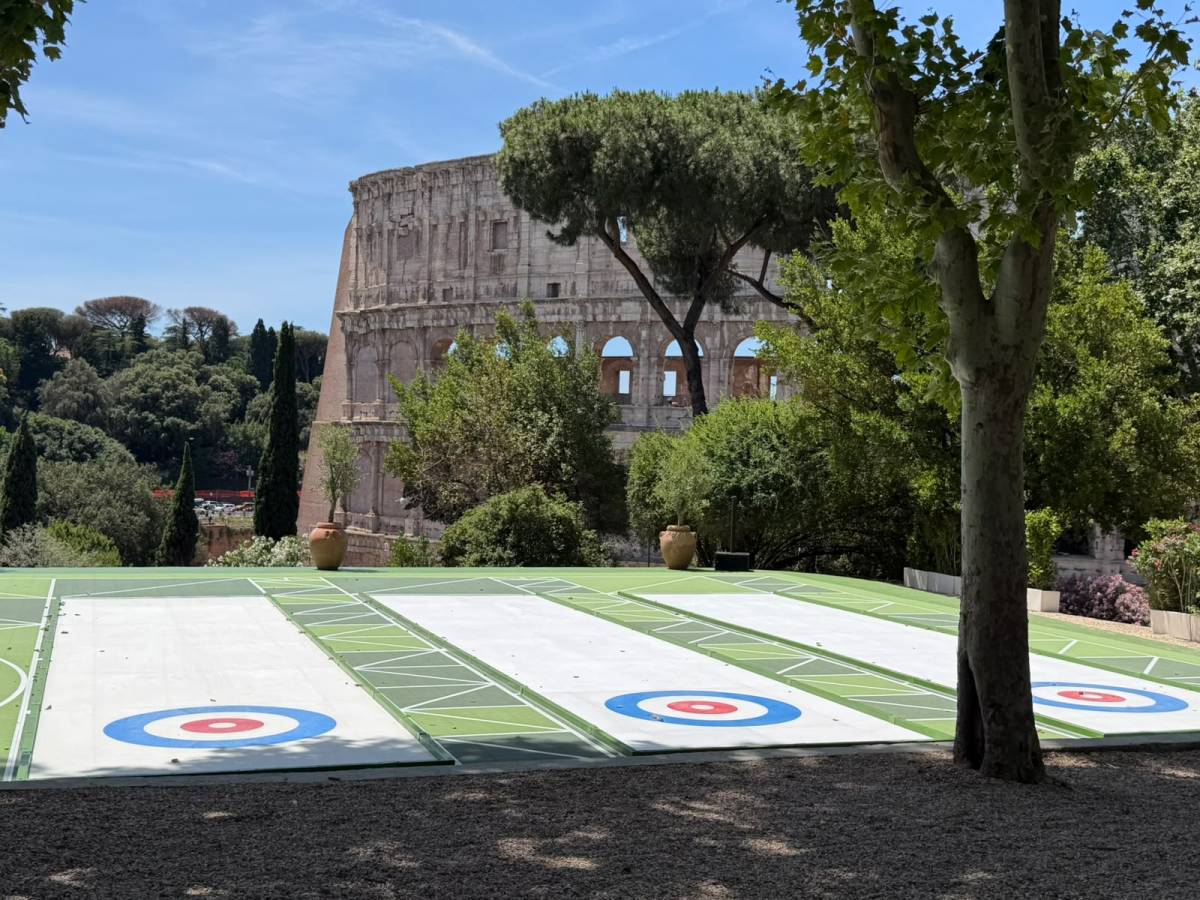 ecco il curling all8217ombra del colosseo da Ilgiornale.it ecco il curling all8217ombra del colosseo
