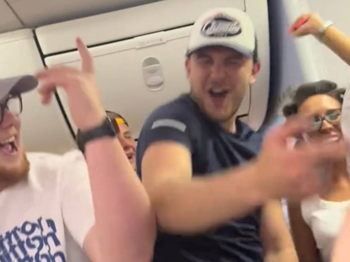 Il volo Ryanair si trasforma in una discoteca: tra alcol e balli scoppia il caos a bordo, lite tra passeggeri Il volo Ryanair si trasforma in una discoteca: tra alcol e balli scoppia il caos a bordo, lite tra passeggeri