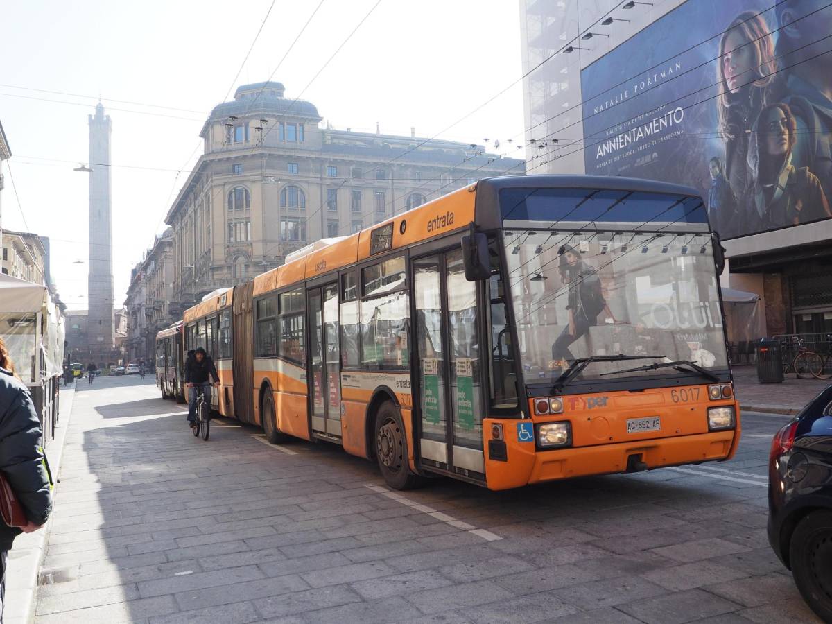 il bus si ferma troppo avanti il passeggero stacca l orecchio a morsi all autista da Ilgiornale.it il bus si ferma troppo avanti il passeggero stacca l orecchio a morsi all autista