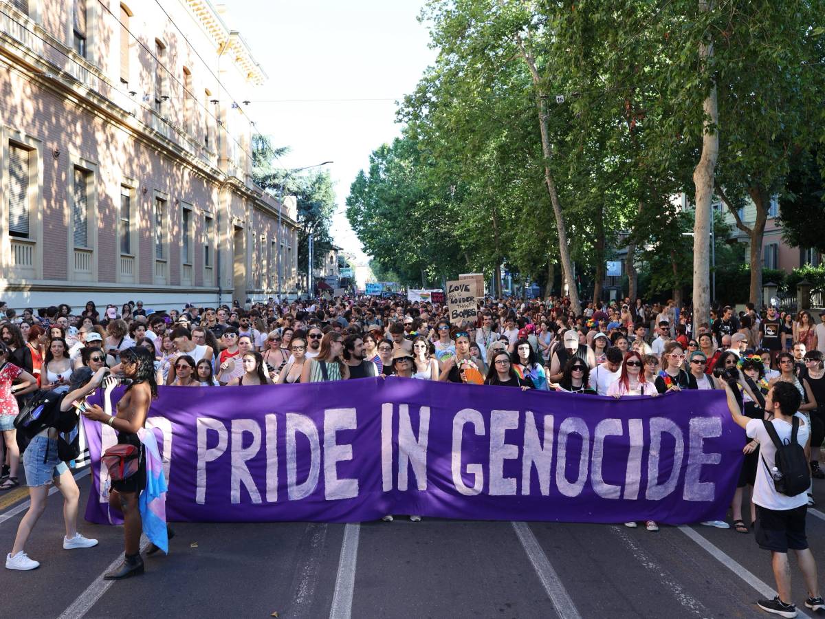 ebrei e israeliani gay cacciati al pride di bologna donna incinta spintonata da Ilgiornale.it ebrei e israeliani gay cacciati al pride di bologna donna incinta spintonata