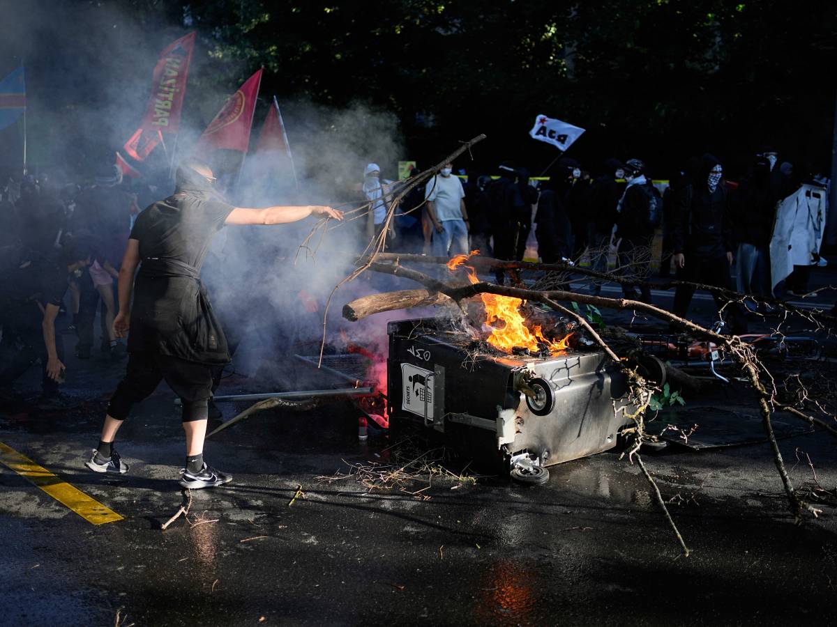 ginevra scontri tra black bloc e polizia in vista del g7 da Ilgiornale.it ginevra scontri tra black bloc e polizia in vista del g7