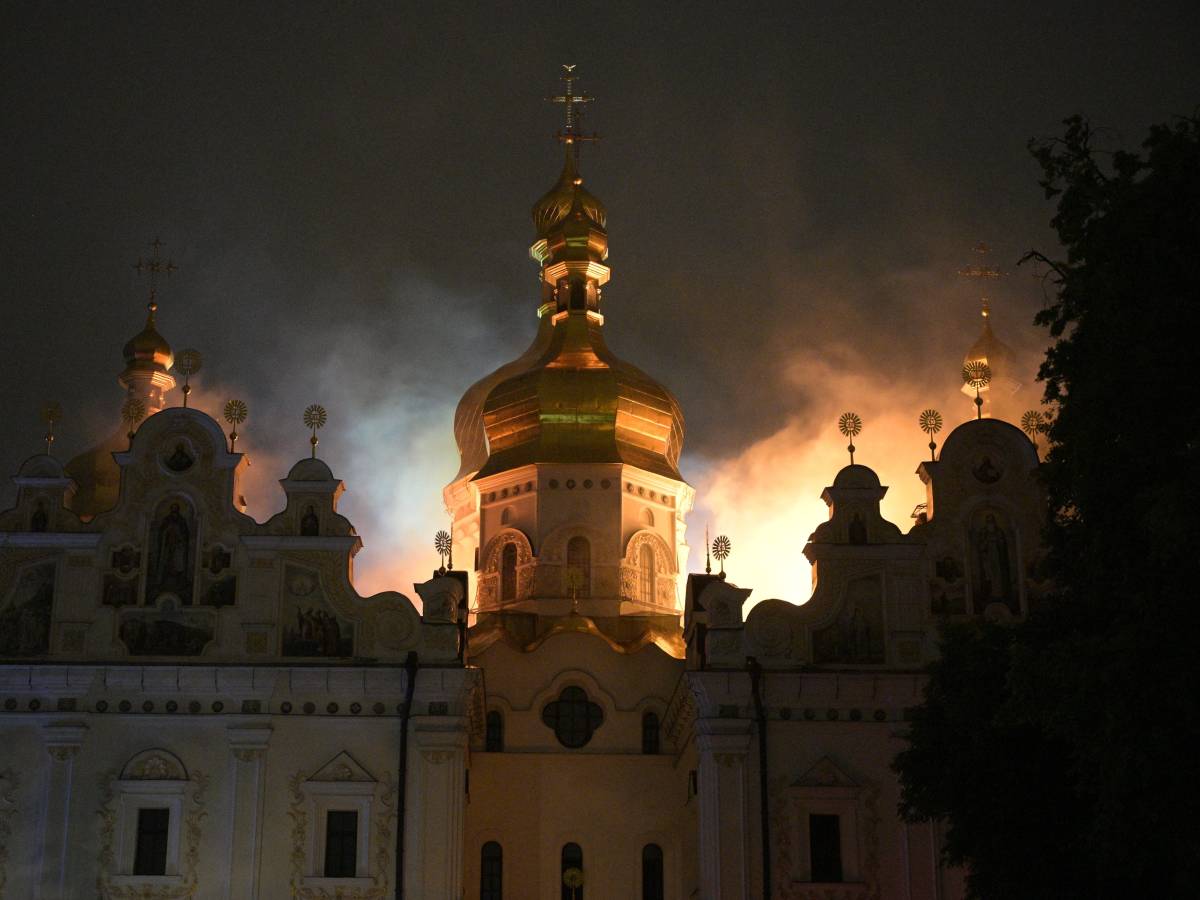 notte di fuoco in ucraina colpita la cattedrale della dormizione patrimonio unesco da Ilgiornale.it notte di fuoco in ucraina colpita la cattedrale della dormizione patrimonio unesco