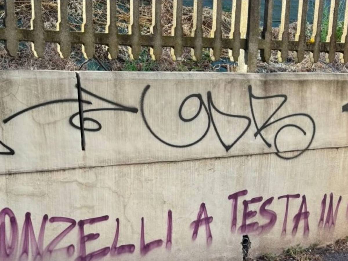 donzelli a testa in gi249 su un muro a firenze fdi non ci intimidiscono da Ilgiornale.it donzelli a testa in gi249 su un muro a firenze fdi non ci intimidiscono
