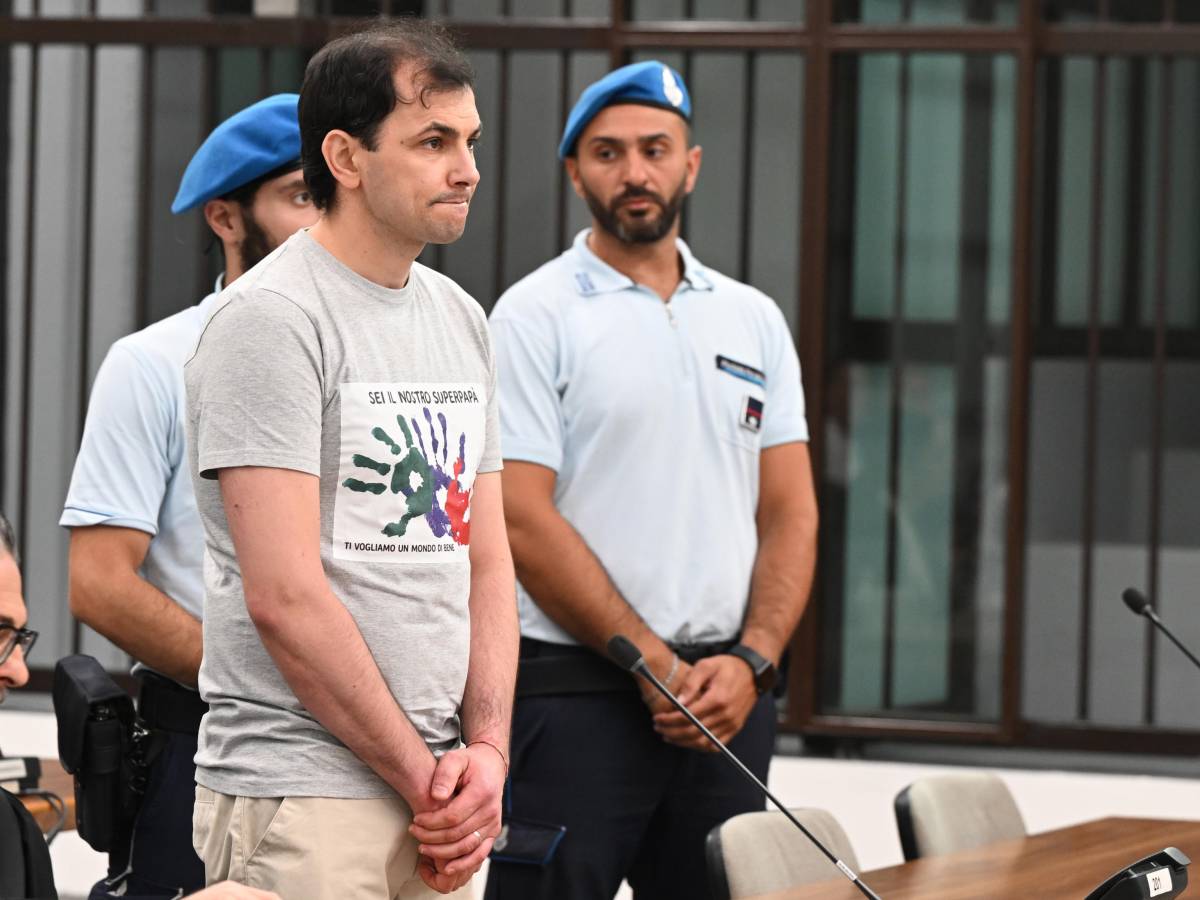 ergastolo per il killer delle escort in aula con la maglia regalata dai figli da Ilgiornale.it ergastolo per il killer delle escort in aula con la maglia regalata dai figli