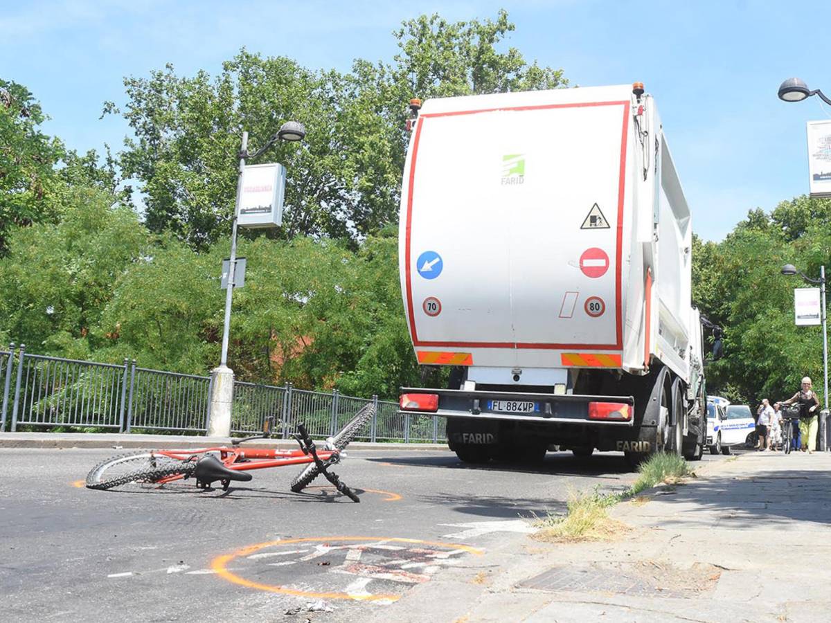 reggio emilia 11enne muore travolto da un camion dei rifiuti mentre era in bici da Ilgiornale.it reggio emilia 11enne muore travolto da un camion dei rifiuti mentre era in bici