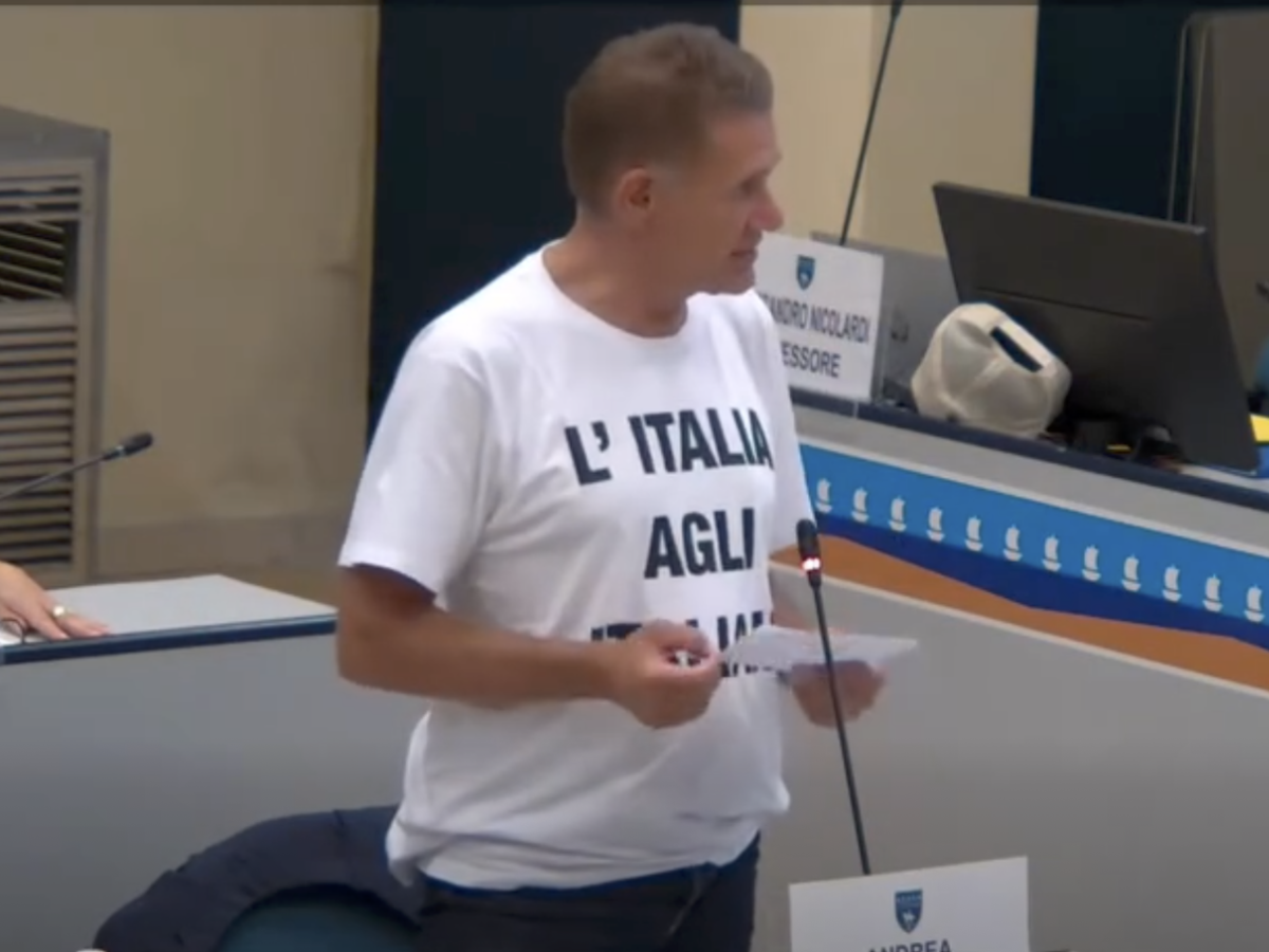 l8217italia agli italiani la maglia dei consiglieri fa esplodere il sindaco dem inaccettabile da Ilgiornale.it l8217italia agli italiani la maglia dei consiglieri fa esplodere il sindaco dem inaccettabile