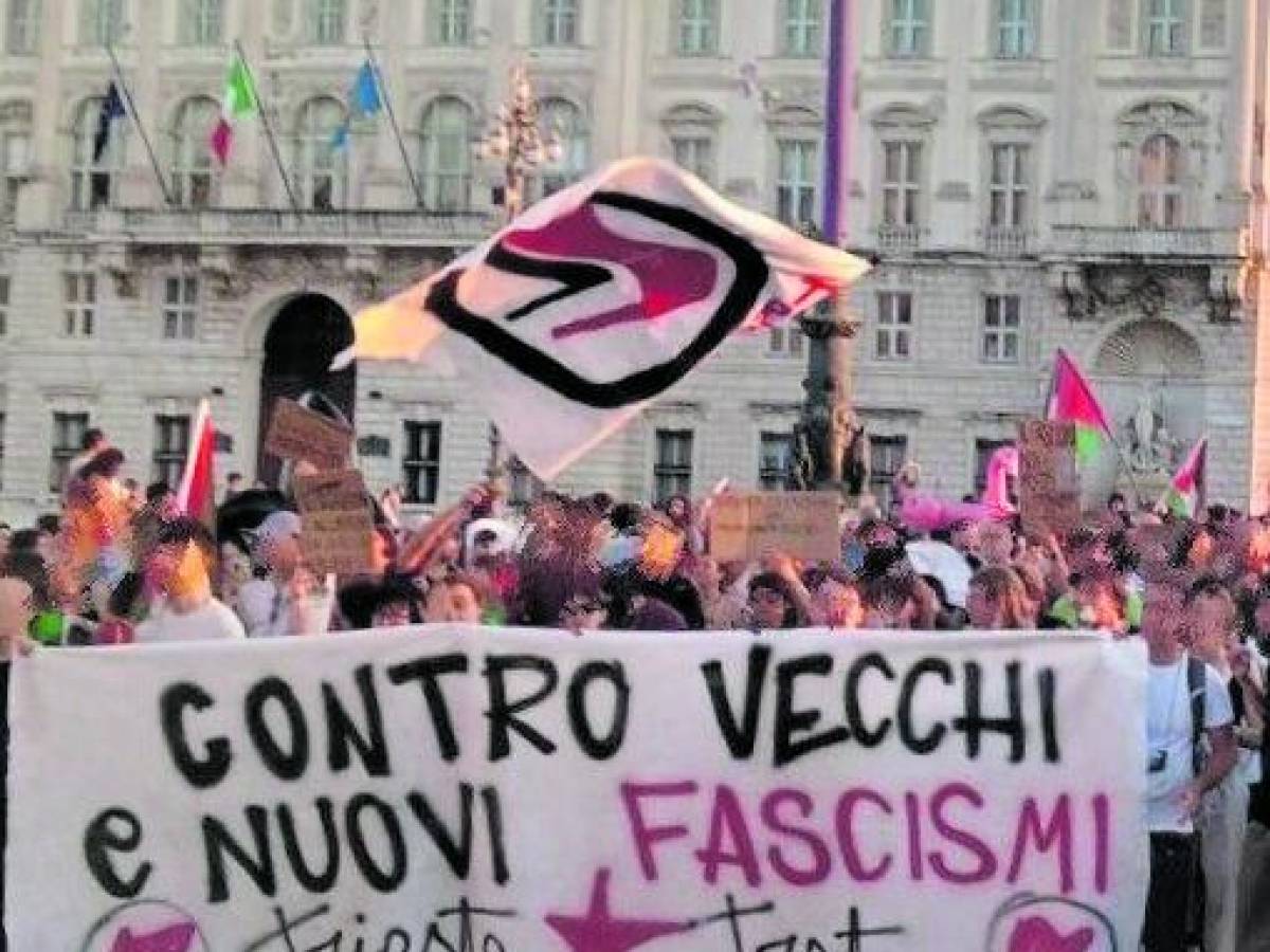 sinistra al corteo antifa tra bandiere di hezbollah sfregi e insulti al sindaco da Ilgiornale.it sinistra al corteo antifa tra bandiere di hezbollah sfregi e insulti al sindaco