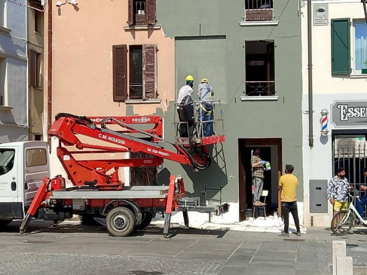 sfregio nel centro storico a manerbio in provincia di brescia cancellata con la vernice una madonna dell ottocento da Ilgiornale.it sfregio nel centro storico a manerbio in provincia di brescia cancellata con la vernice una madonna dell ottocento