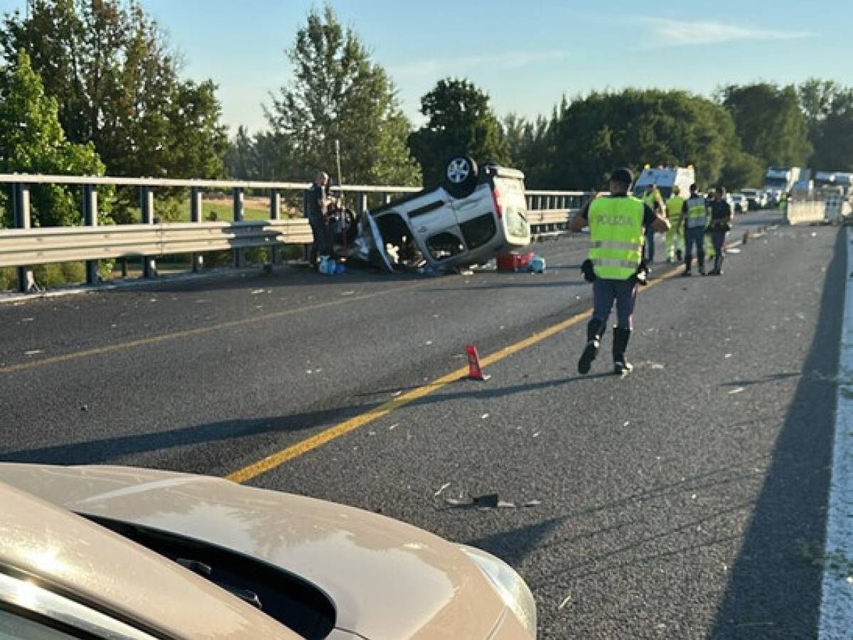 un minivan si rovescia sull a14 all alba morta una donna neonato sbalzato fuori dall abitacolo 232 grave da Ilgiornale.it un minivan si rovescia sull a14 all alba morta una donna neonato sbalzato fuori dall abitacolo 232 grave