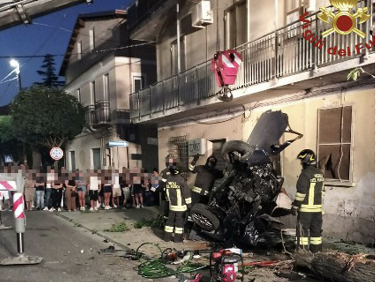 si schianta con l auto nel centro di cutro muore a 18 anni guidava con il foglio rosa da Ilgiornale.it si schianta con l auto nel centro di cutro muore a 18 anni guidava con il foglio rosa
