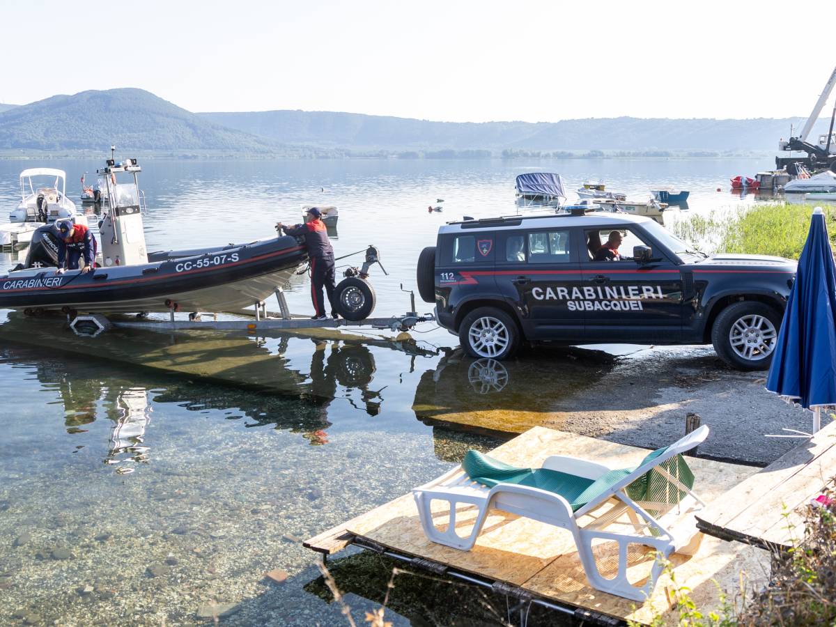 continuano le ricerche del marito della roccella nel lago di vico in azione anche un drone sottomarino da Ilgiornale.it continuano le ricerche del marito della roccella nel lago di vico in azione anche un drone sottomarino