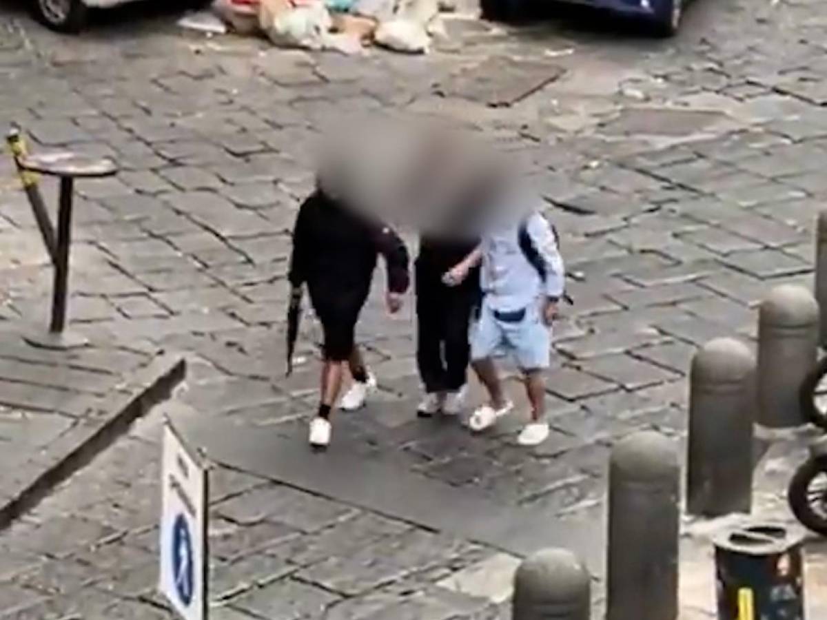 paura a napoli gira per strada puntando un kalashnikov tre fermati da Ilgiornale.it paura a napoli gira per strada puntando un kalashnikov tre fermati