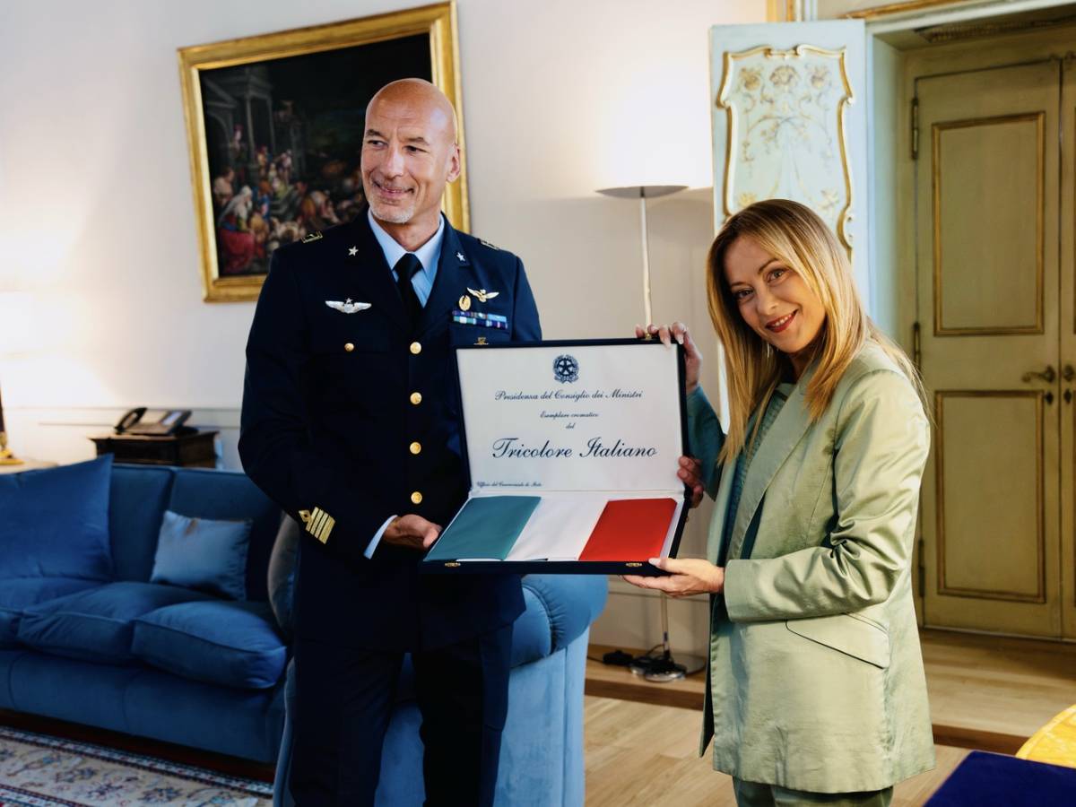 meloni incontra luca parmitano dai lustro a un intera nazione e gli consegna il tricolore da portare su artemis iii da Ilgiornale.it meloni incontra luca parmitano dai lustro a un intera nazione e gli consegna il tricolore da portare su artemis iii