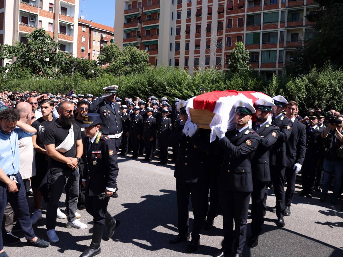 torna in carcere il 26enne arrestato per la morte di imprezzabile oggi a milano i funerali dell agente da Ilgiornale.it torna in carcere il 26enne arrestato per la morte di imprezzabile oggi a milano i funerali dell agente