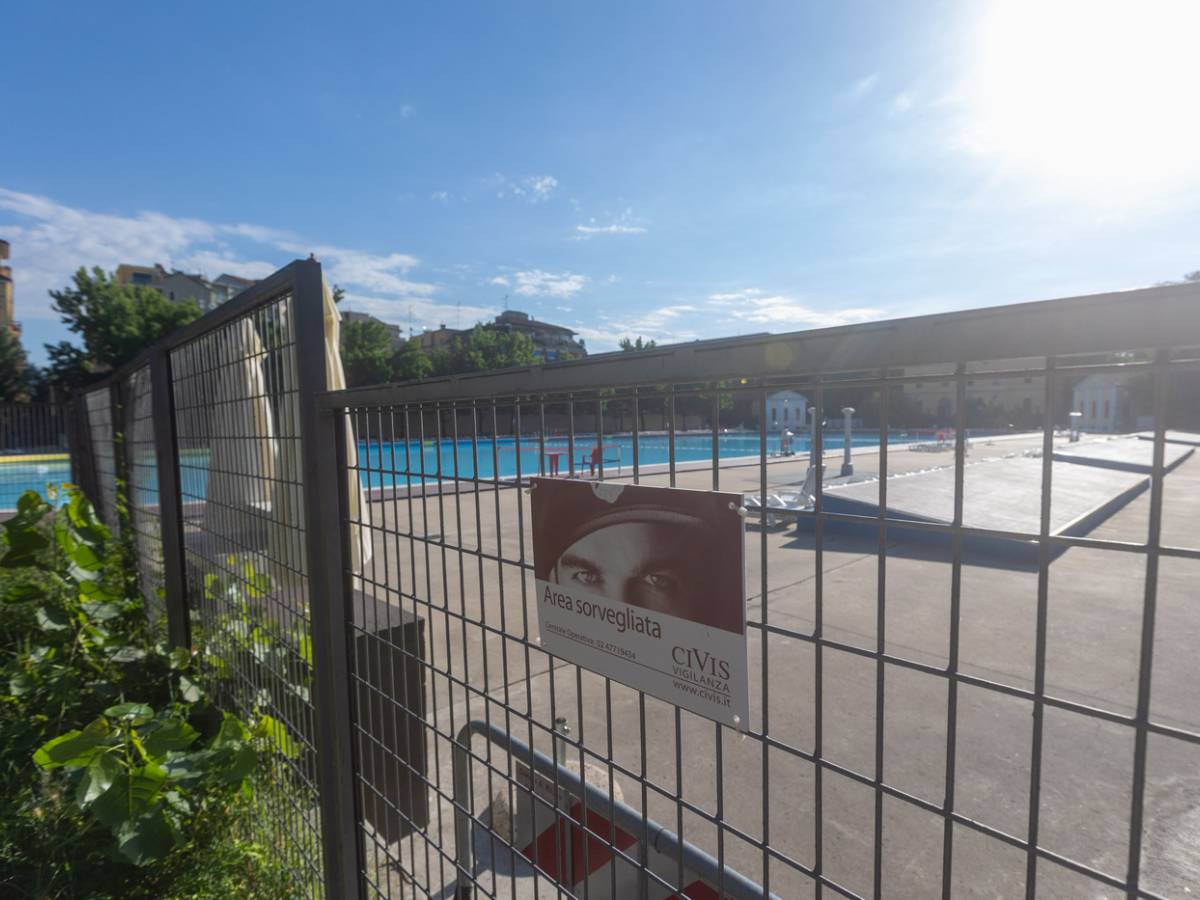 scavalca e si tuffa nella piscina pubblica muore 28enne da Ilgiornale.it scavalca e si tuffa nella piscina pubblica muore 28enne