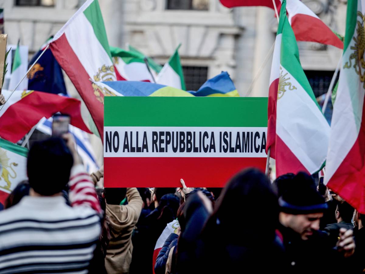 guerra agli ayatollah e politiche ue pi249 dure la manifestazione dei dissidenti iranini a milano fuori dal consolato usa da Ilgiornale.it guerra agli ayatollah e politiche ue pi249 dure la manifestazione dei dissidenti iranini a milano fuori dal consolato usa