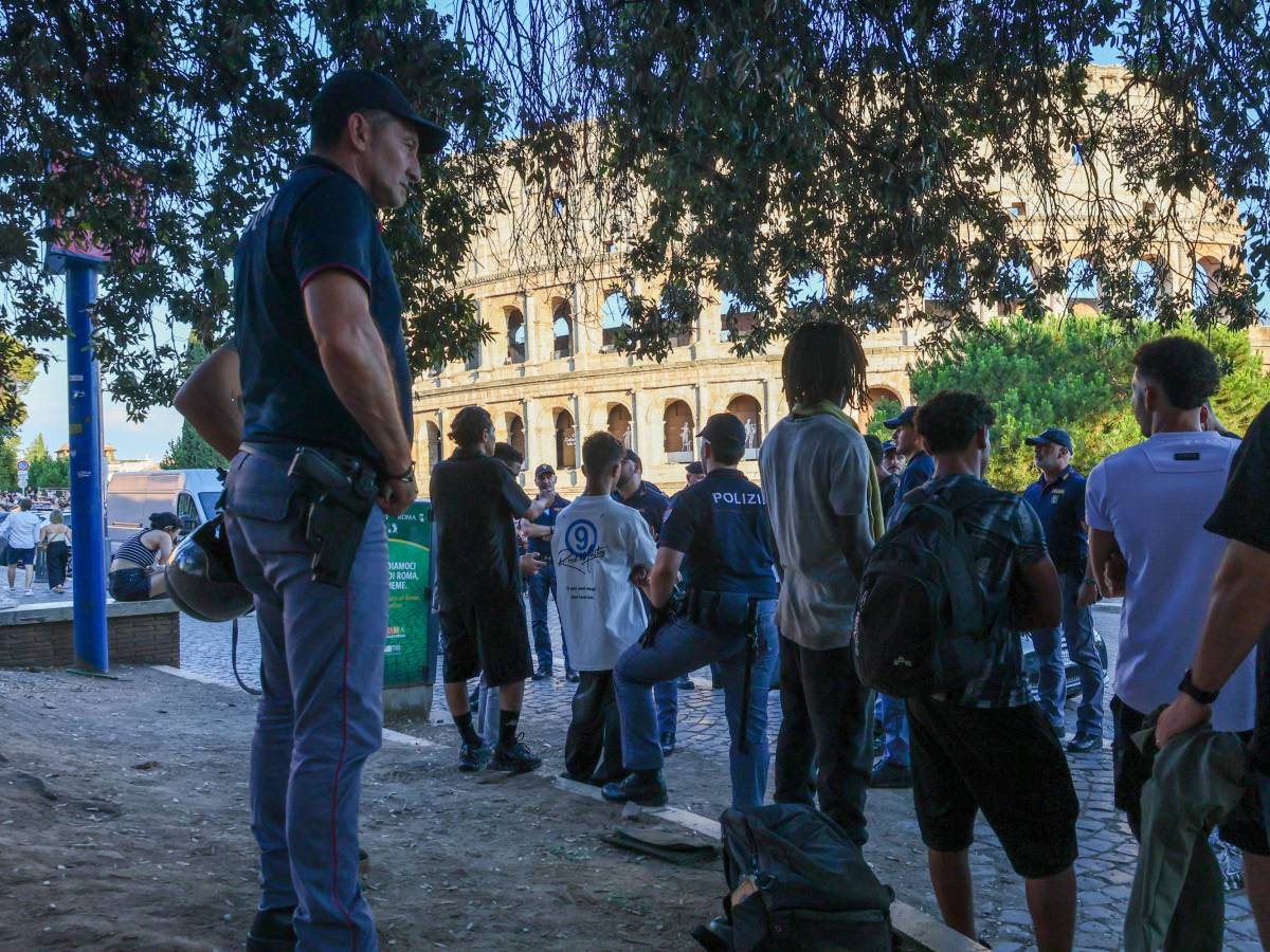 blitz anti maranza al colosseo 10 persone arrestate 9 denunciate e 350 identificate da Ilgiornale.it blitz anti maranza al colosseo 10 persone arrestate 9 denunciate e 350 identificate