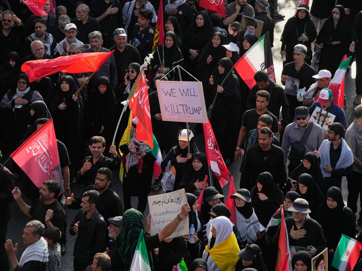 a teheran corteo funebre per ali khamenei e spunta il fantoccio di trump impiccato da Ilgiornale.it a teheran corteo funebre per ali khamenei e spunta il fantoccio di trump impiccato
