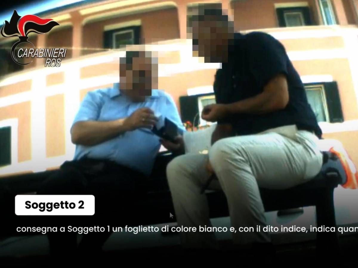 spionaggio la rete degli ex 007 arrestati cos236 si scambiavano i pizzini in strada e le micro sd in pacchetti nascosti nei muri da Ilgiornale.it spionaggio la rete degli ex 007 arrestati cos236 si scambiavano i pizzini in strada e le micro sd in pacchetti nascosti nei muri