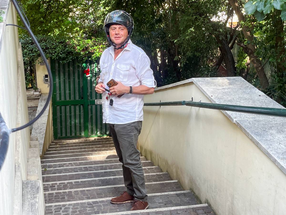 lavitola in procura a roma per l interrogatorio l avvocato amico fraterno di ranucci da Ilgiornale.it lavitola in procura a roma per l interrogatorio l avvocato amico fraterno di ranucci