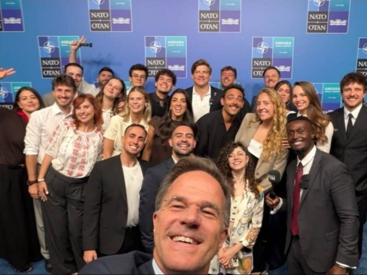 il selfie di rutte con gli influencer della genz da Ilgiornale.it il selfie di rutte con gli influencer della genz