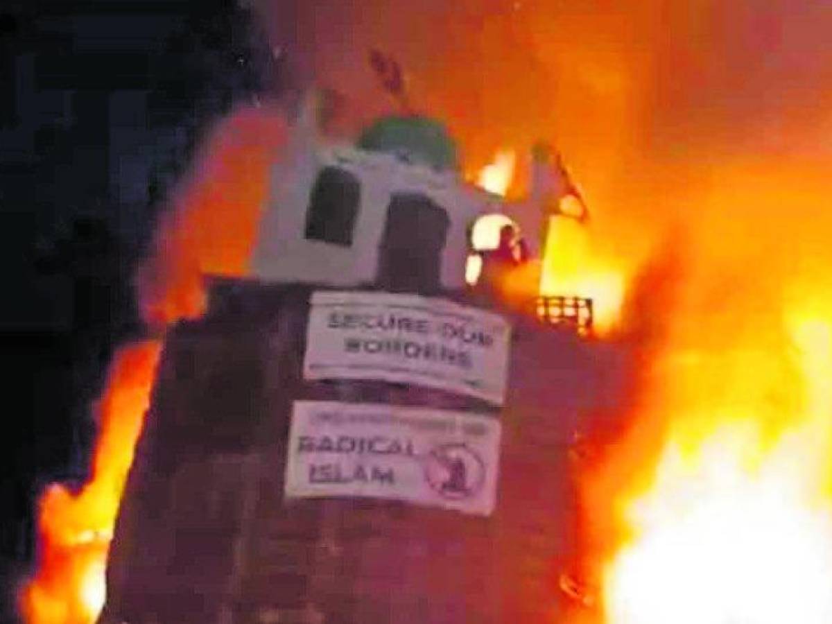 un protestante brucia il simbolo di una moschea da Ilgiornale.it un protestante brucia il simbolo di una moschea