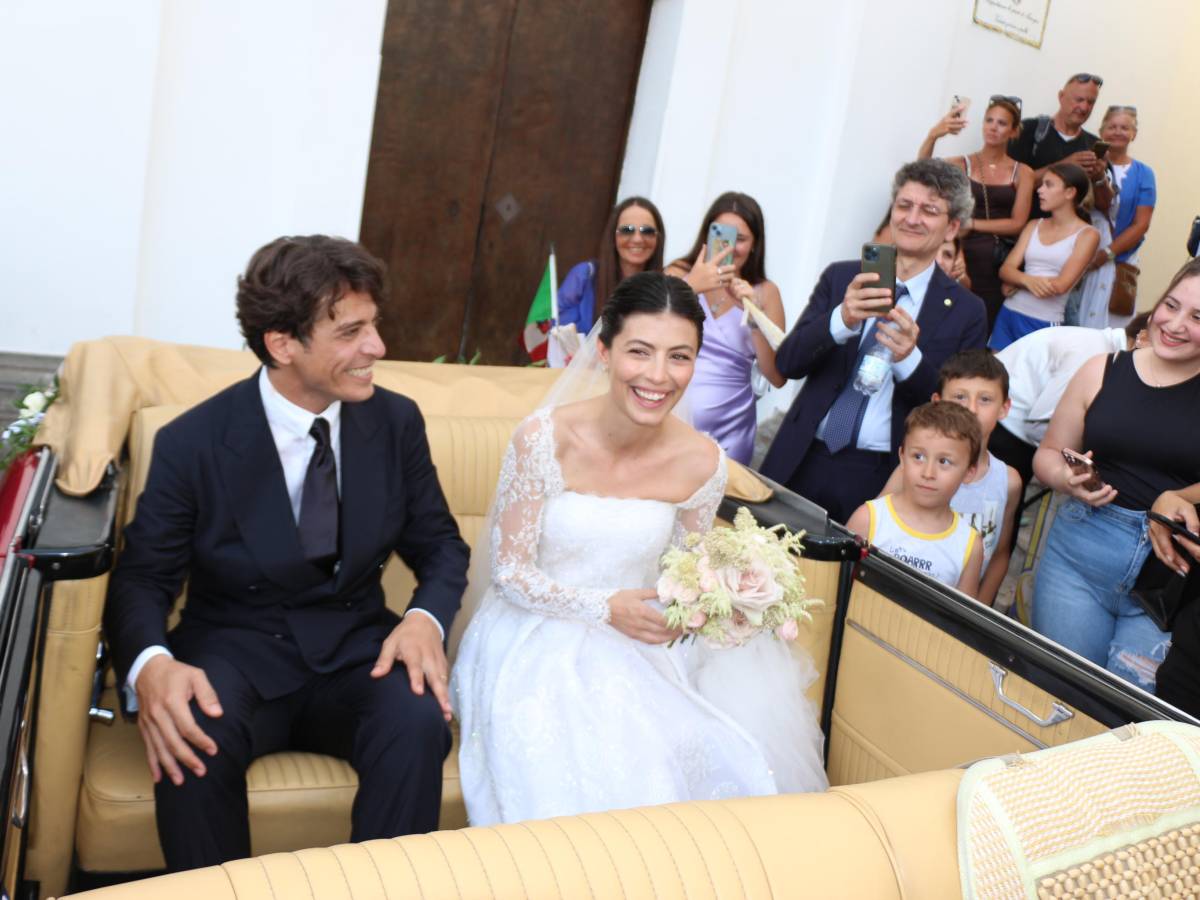 l8217incontro a roma la cena a positano le nozze lampo la storia d8217amore tra alessandra mastronardi e gianpaolo sannino da Ilgiornale.it l8217incontro a roma la cena a positano le nozze lampo la storia d8217amore tra alessandra mastronardi e gianpaolo sannino