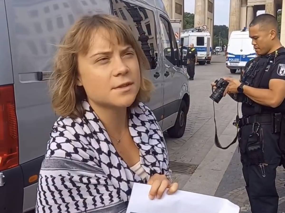 greta thunberg si incolla davanti alla rheinmetall blitz a berlino contro le armi per il medio oriente da Ilgiornale.it greta thunberg si incolla davanti alla rheinmetall blitz a berlino contro le armi per il medio oriente