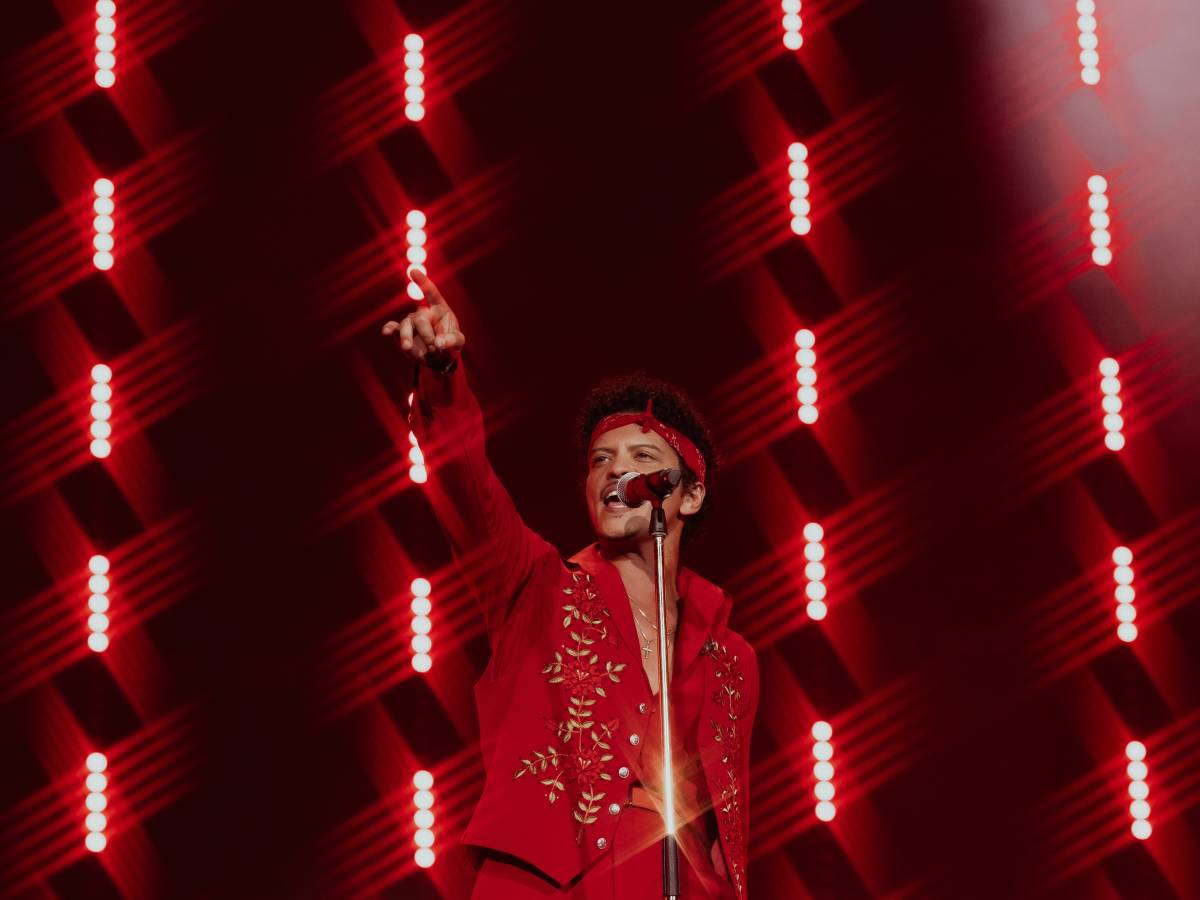 bruno mars riempie san siro e prima del concerto mangia la carbonara da Ilgiornale.it bruno mars riempie san siro e prima del concerto mangia la carbonara