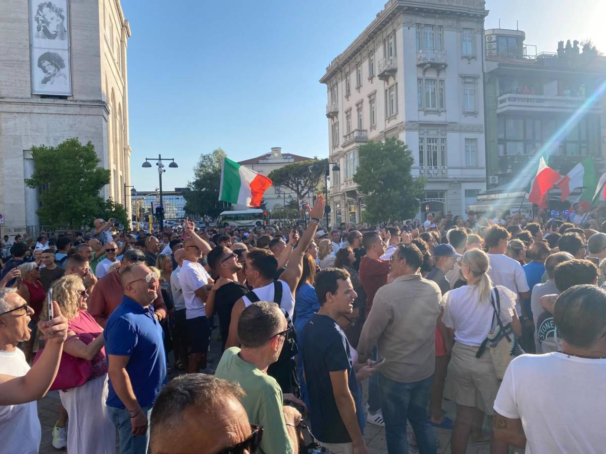 Vannacci contestato a Pescara, polizia in assetto antisommossa: lui cita D