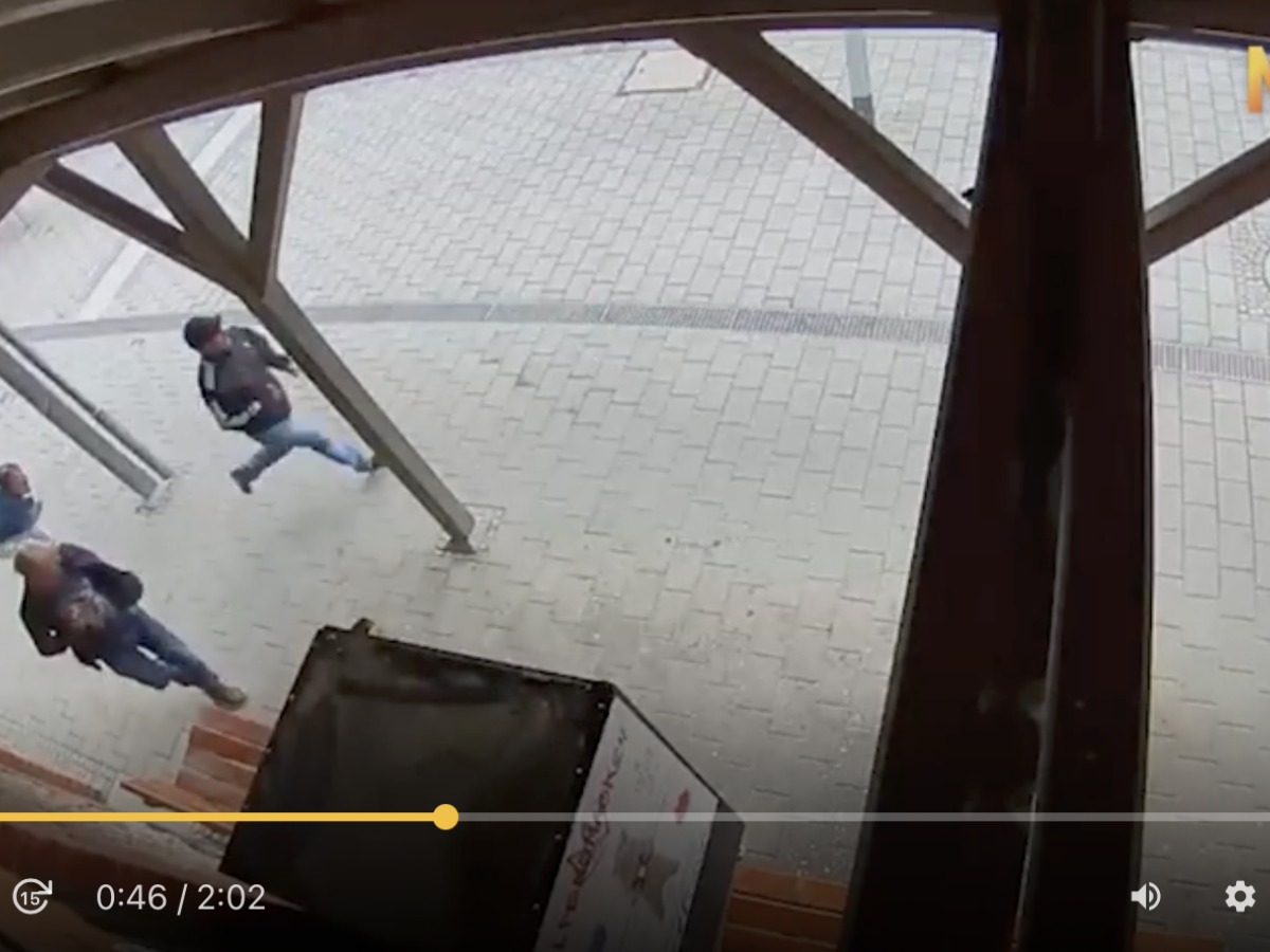 germania insegue i bambini in stazione con un coltello e tenta di colpire i passanti fermato un afghano da Ilgiornale.it germania insegue i bambini in stazione con un coltello e tenta di colpire i passanti fermato un afghano