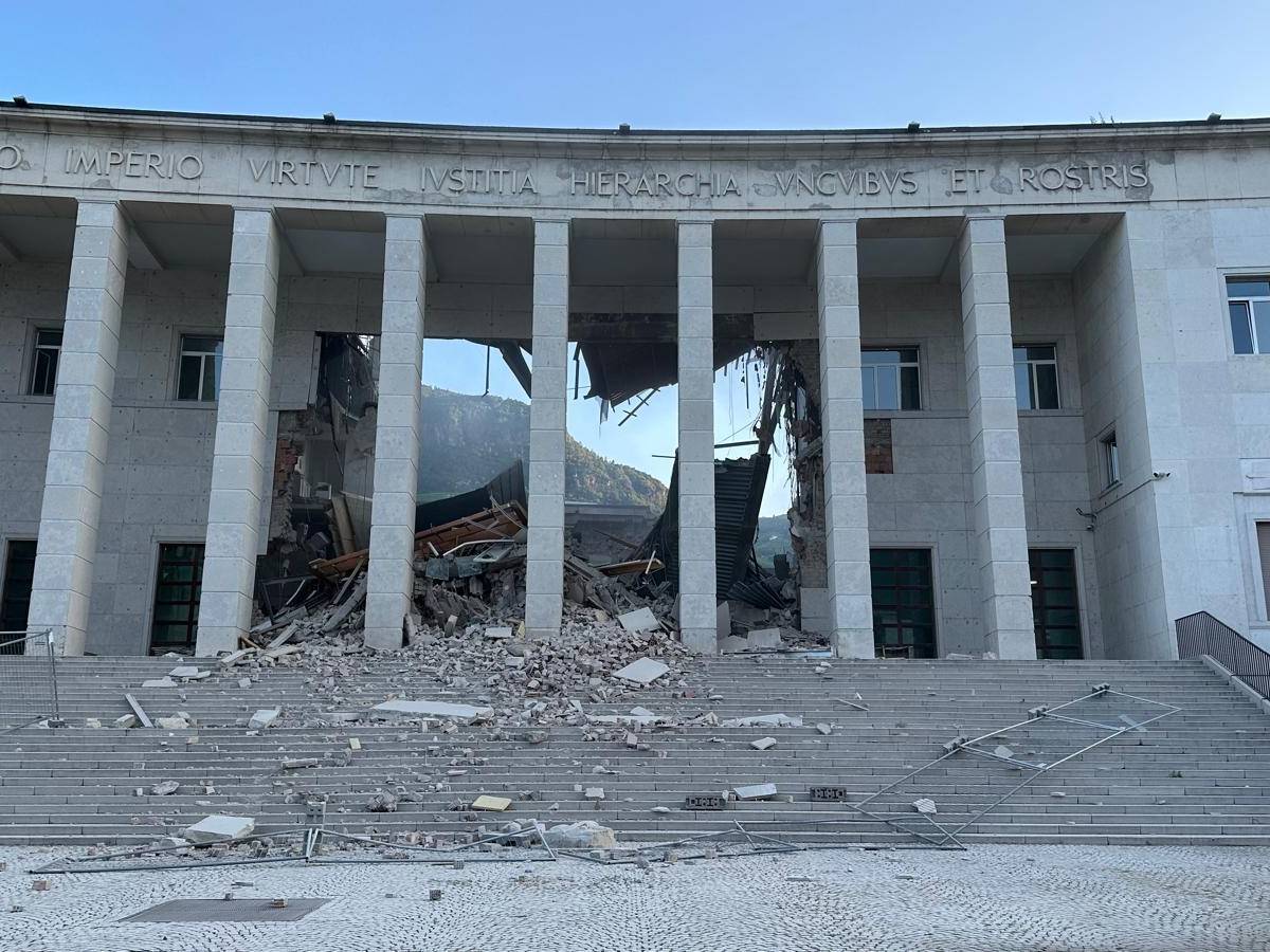 crolla il tribunale di bolzano dubbi sulle cause troppe domande gli estremisti festeggiano era un tempio fascista da Ilgiornale.it crolla il tribunale di bolzano dubbi sulle cause troppe domande gli estremisti festeggiano era un tempio fascista