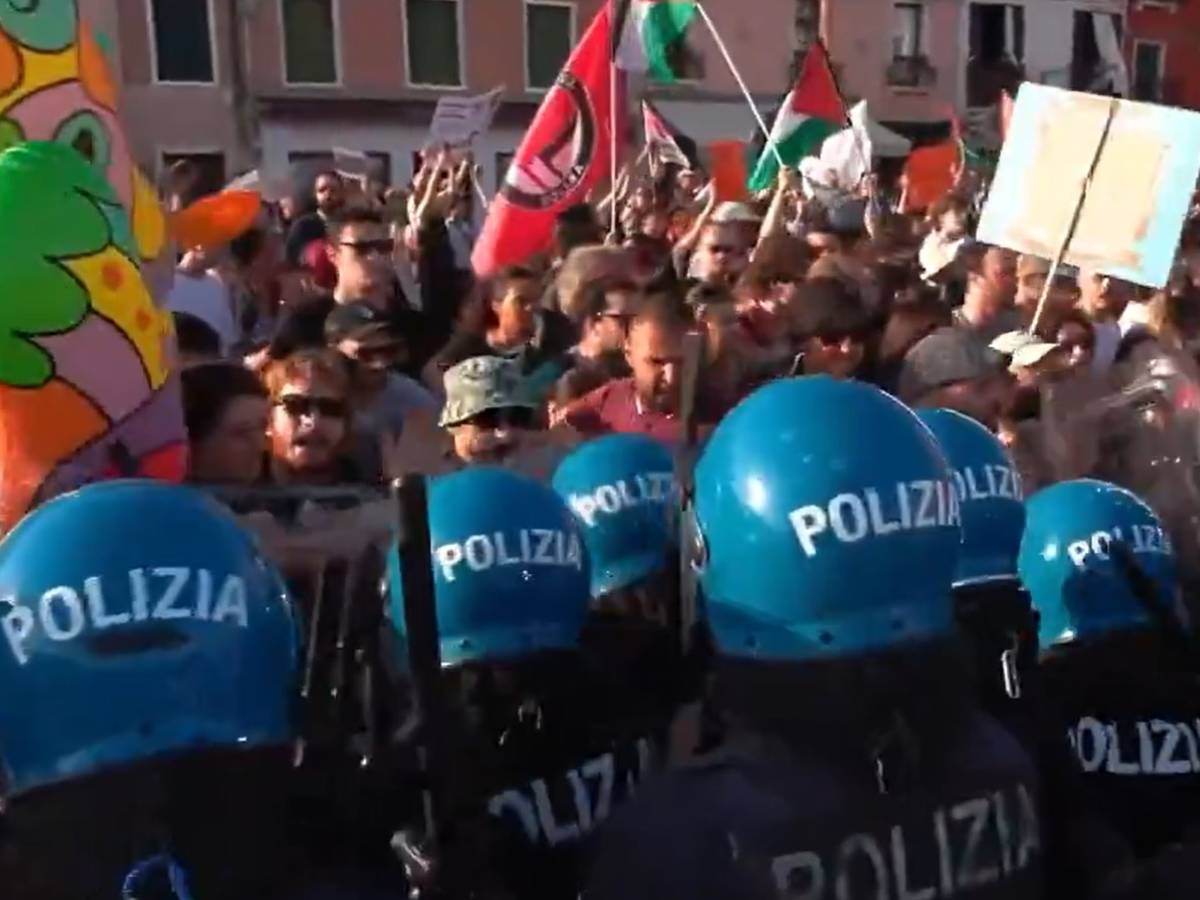 venezia assalto dei centri sociali contro l8217ambasciatore usa scontri davanti al maxi yacht da Ilgiornale.it venezia assalto dei centri sociali contro l8217ambasciatore usa scontri davanti al maxi yacht