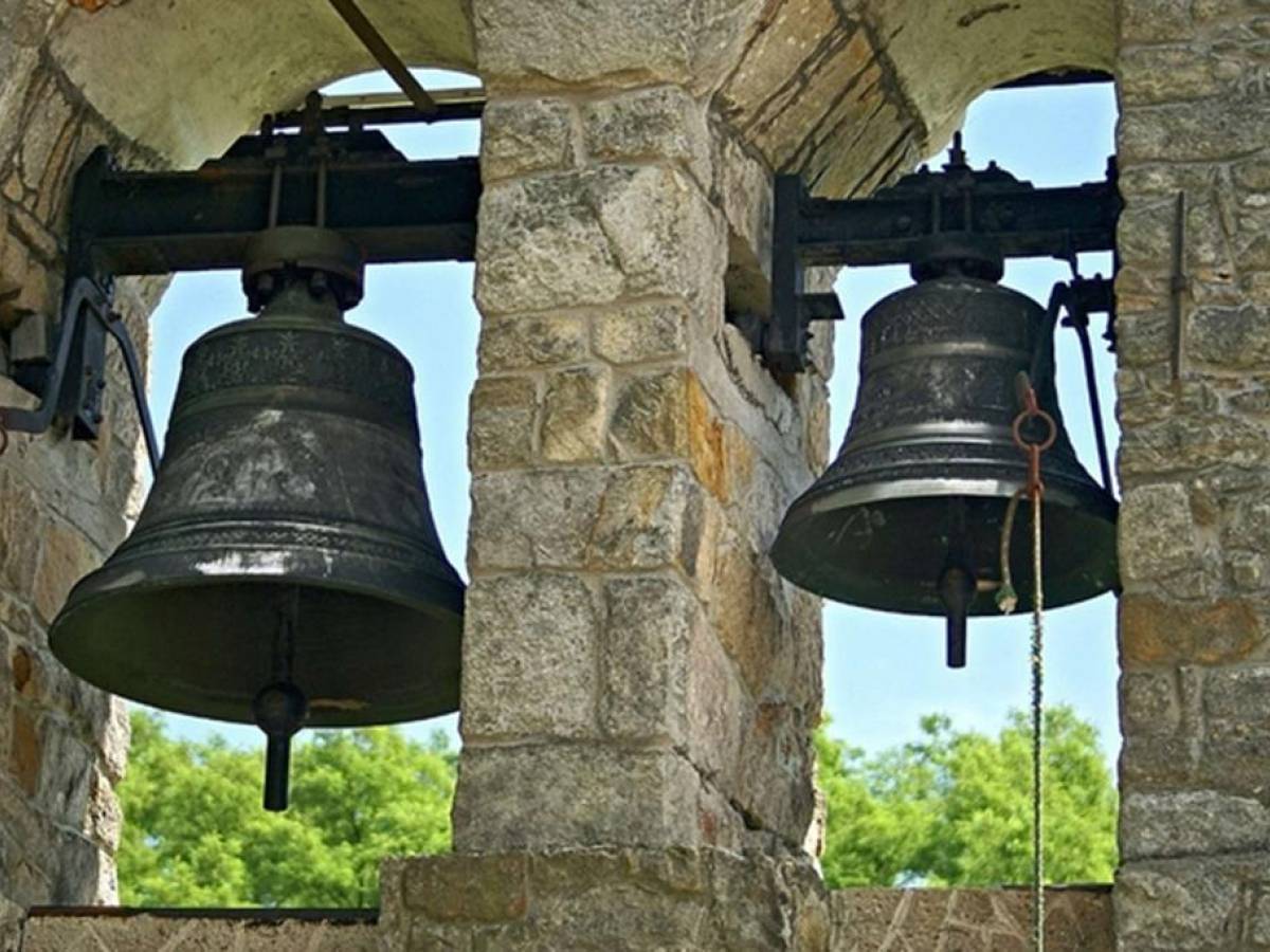 guerra dei rintocchi il parroco silenzia le campane del paese da Ilgiornale.it guerra dei rintocchi il parroco silenzia le campane del paese