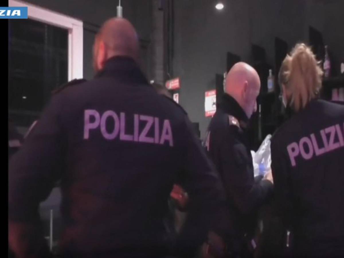 distrugge il pronto soccorso abbatte i cartelli con una spranga e picchia i poliziotti arrestato un egiziano da Ilgiornale.it distrugge il pronto soccorso abbatte i cartelli con una spranga e picchia i poliziotti arrestato un egiziano