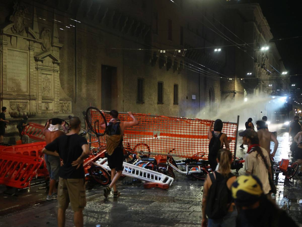 oltre 50 feriti tra le forze dell ordine caos e auto bruciate ecco il bilancio della caccia all agente dopo la manifestazione pd da Ilgiornale.it oltre 50 feriti tra le forze dell ordine caos e auto bruciate ecco il bilancio della caccia all agente dopo la manifestazione pd