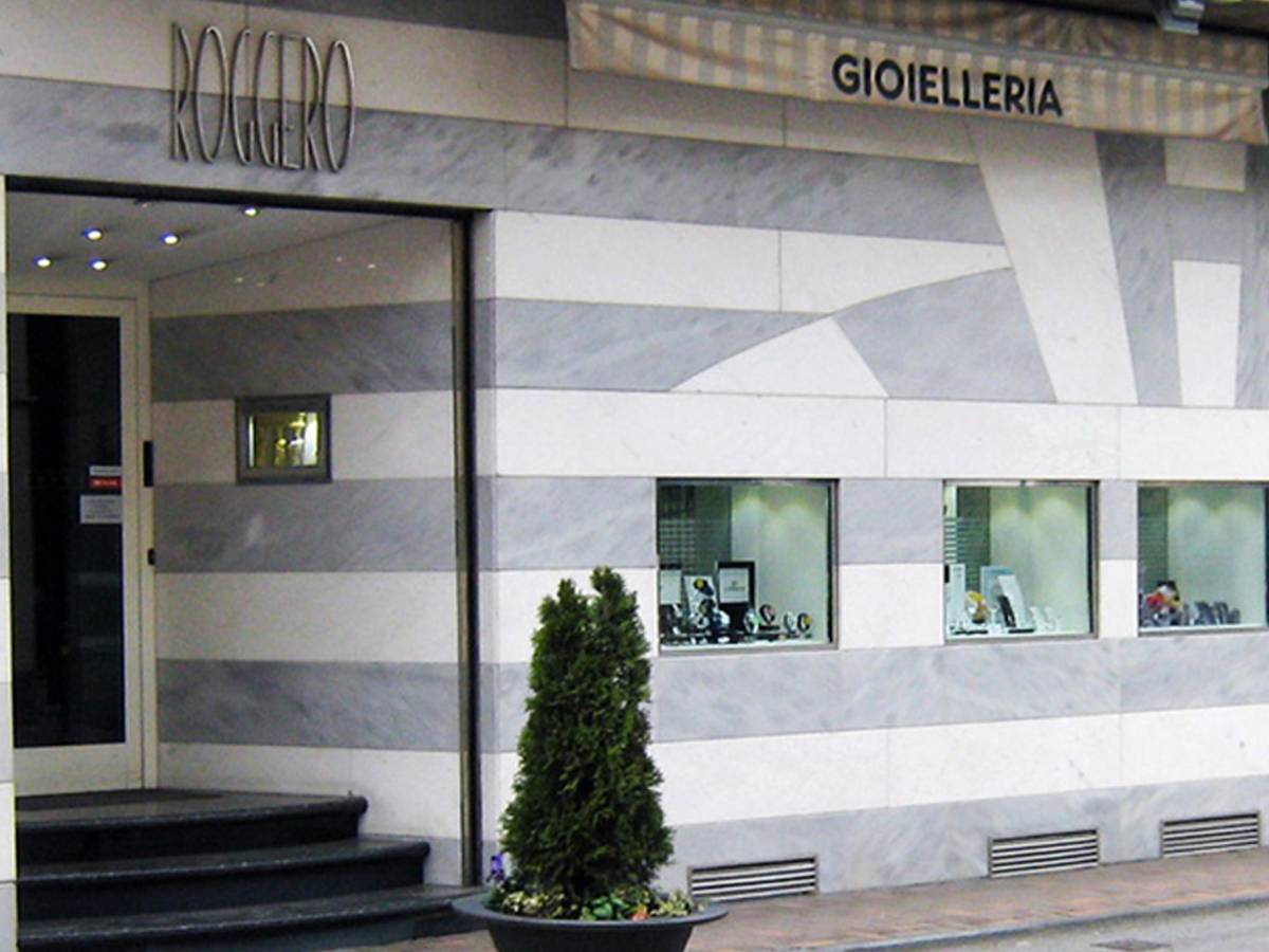 la famiglia roggero va avanti riaperta la gioielleria da Ilgiornale.it la famiglia roggero va avanti riaperta la gioielleria