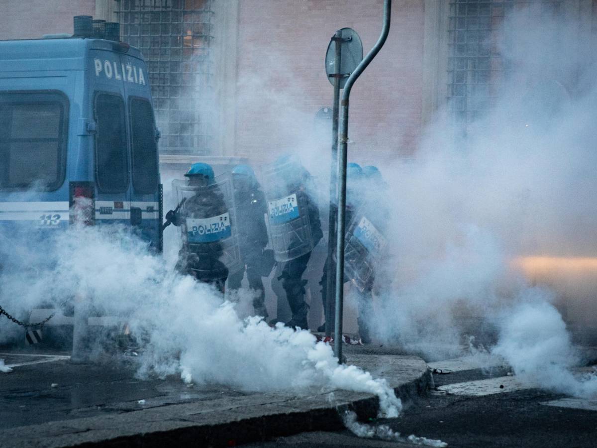 bologna a ferro e fuoco bufera su lepore deve dimettersi salvini sinistra irresponsabile da Ilgiornale.it bologna a ferro e fuoco bufera su lepore deve dimettersi salvini sinistra irresponsabile