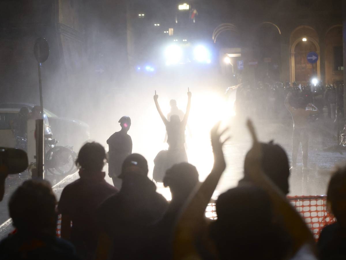 bologna a ferro e fuoco ma la sinistra coccola i violenti da Ilgiornale.it bologna a ferro e fuoco ma la sinistra coccola i violenti