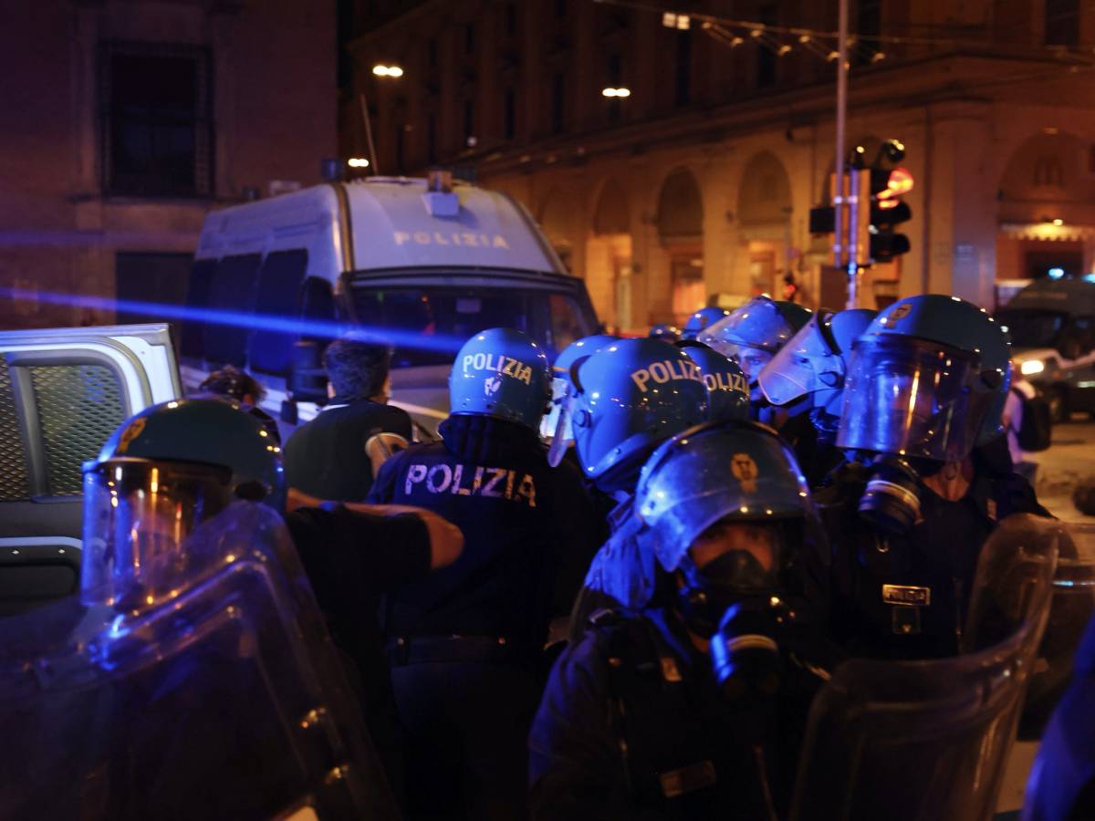 feriti tra le forze dell8217ordine in aumento del 62 i numeri dietro la violenza antagonista da Ilgiornale.it feriti tra le forze dell8217ordine in aumento del 62 i numeri dietro la violenza antagonista