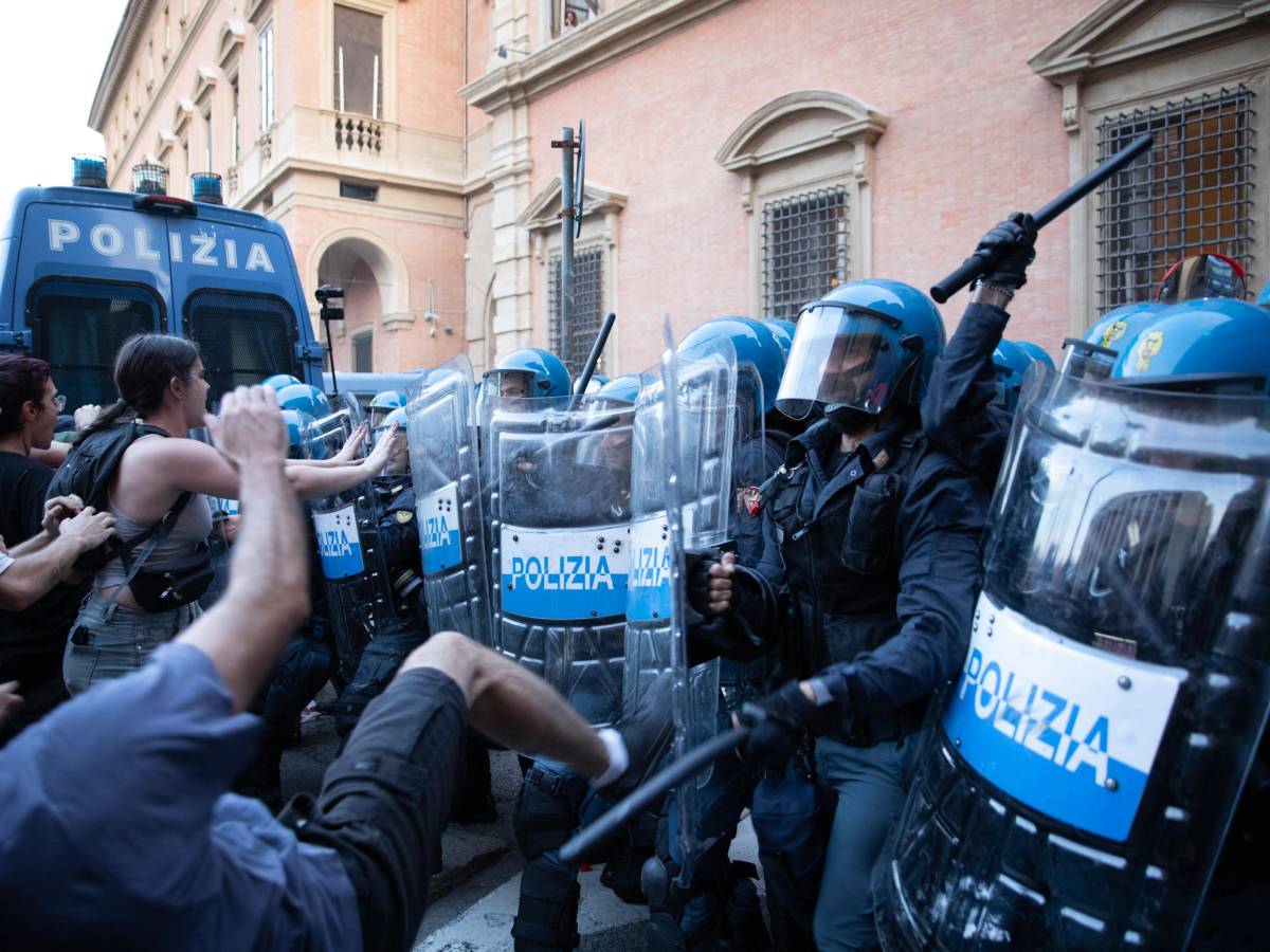 il sindacato di polizia denuncia lepore non siamo carne da macello da Ilgiornale.it il sindacato di polizia denuncia lepore non siamo carne da macello