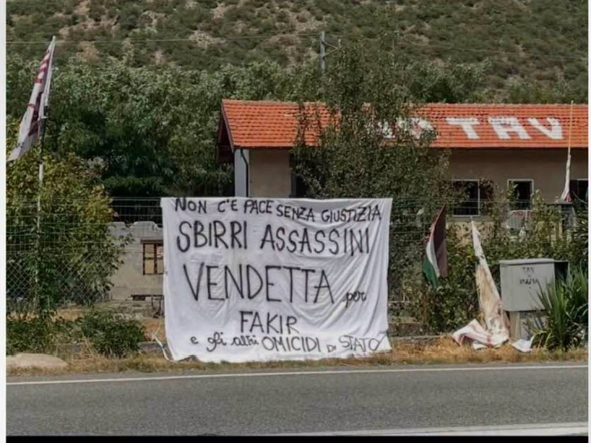 striscione choc dei no tav sbirri assassini vendetta per fakir da Ilgiornale.it striscione choc dei no tav sbirri assassini vendetta per fakir