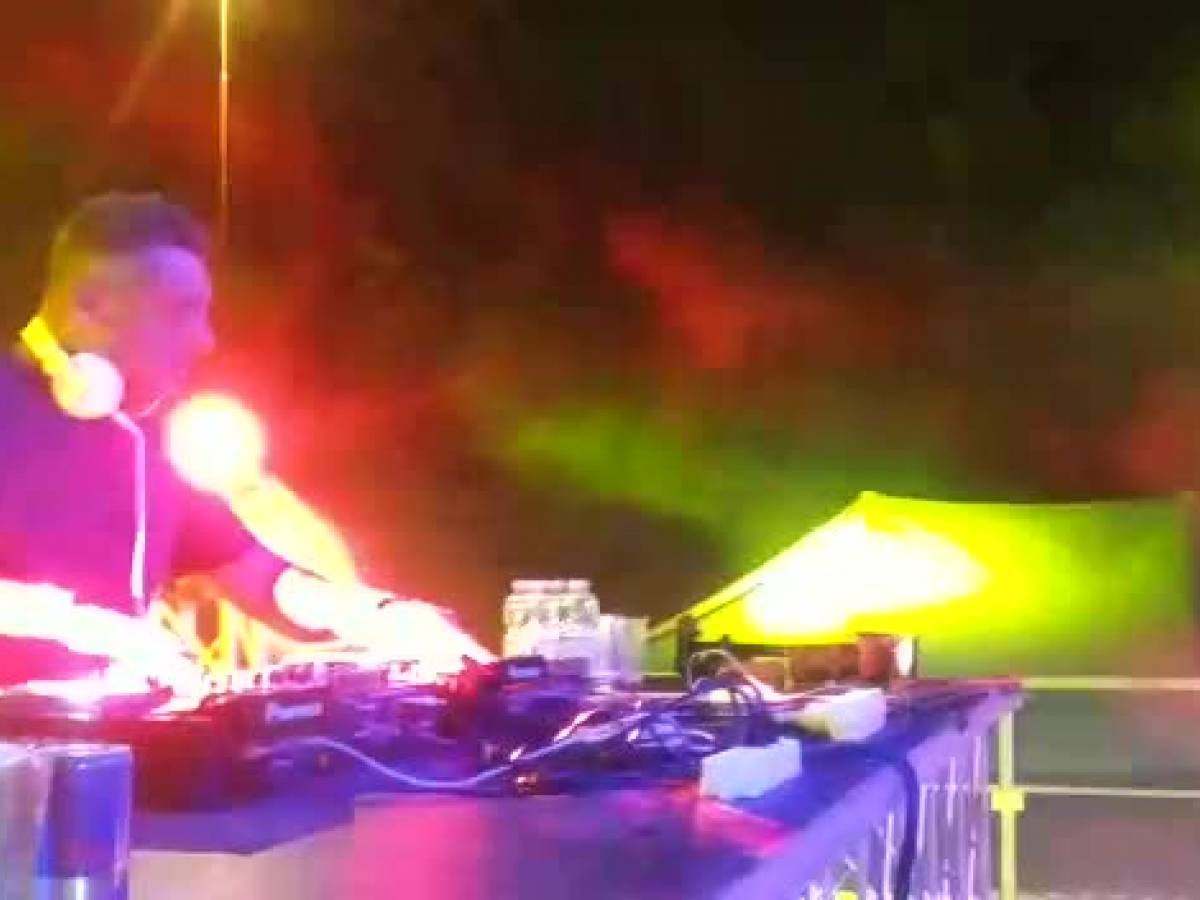 VIDEO: Marco Ravelli, il mattatore delle discoteche italiane - il Giornale