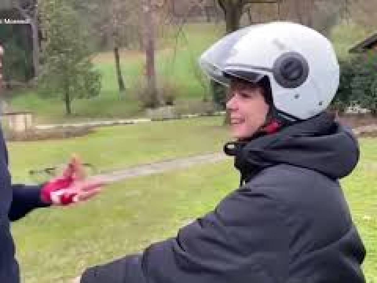 VIDEO: Gianni Morandi e lo sketch con il nipote in moto: "Ti ho detto