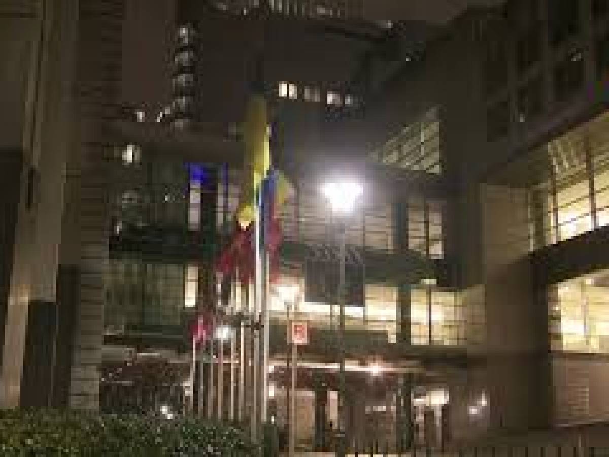 VIDEO: Light Up Ukraine, luci spente al Parlamento Ue in solidarietà ...