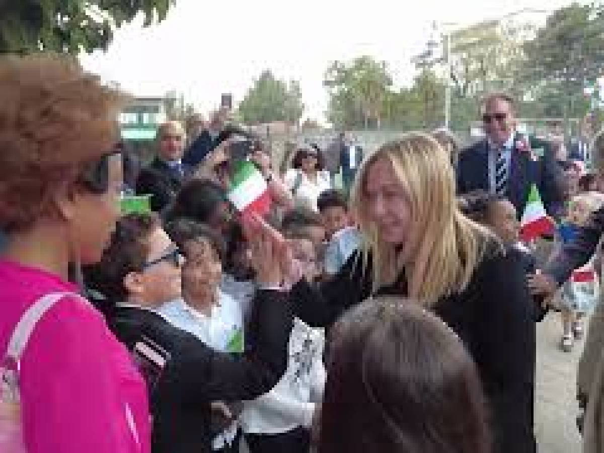 VIDEO Selfie e abbracci per Meloni coi ragazzi della scuola Galilei di